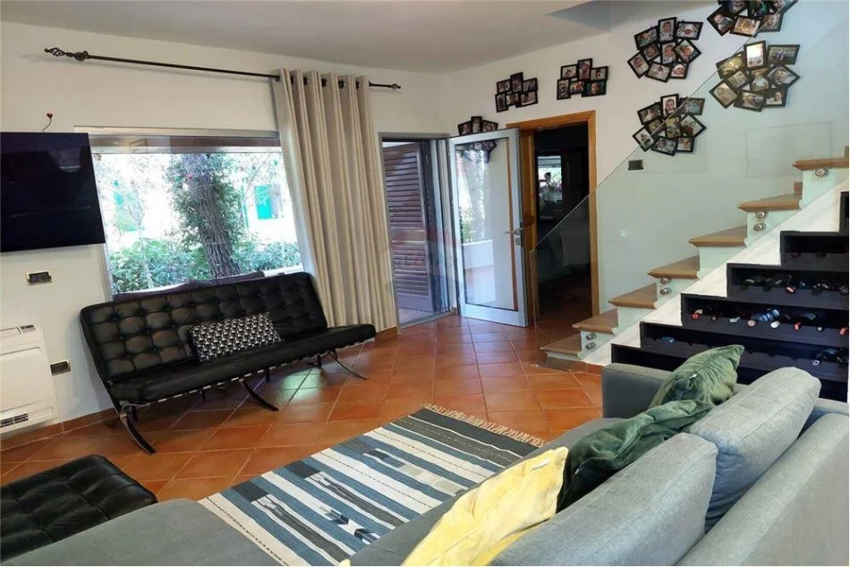 Durres, shitet Vile 2 Katshe , 376 m² 310.000 € (Ofrohet Vile 2 -Kateshe Per Shitje Ne Qerret !)