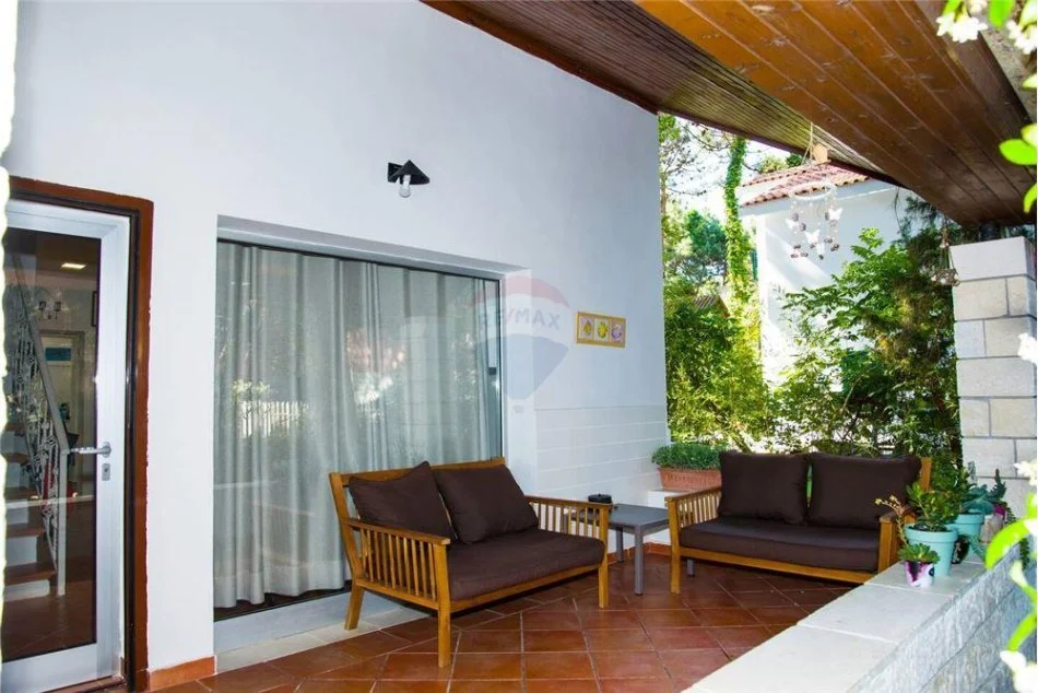 Durres, shitet Vile 2 Katshe , 376 m² 310.000 € (Ofrohet Vile 2 -Kateshe Per Shitje Ne Qerret !)