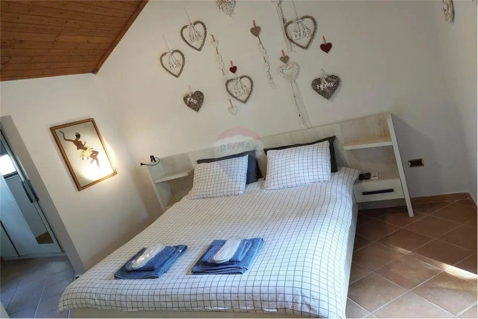 Durres, shitet Vile 2 Katshe , 376 m² 310.000 € (Ofrohet Vile 2 -Kateshe Per Shitje Ne Qerret !)