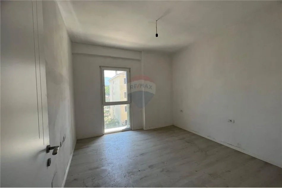 Tirane, shitet apartament 2+1 Kati 2, 102 m² 160.000 € (Apartament 2+1+2 Ngjitur me Emerald Center!)