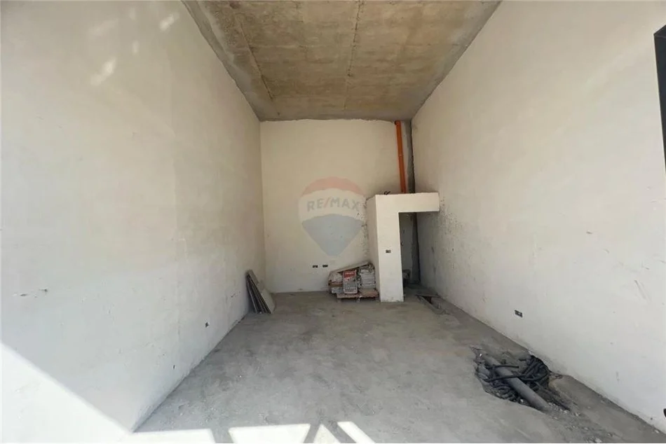 Tirane, shitet dyqan Kati 0, 27 m² 101.000 € (Njesi Komerciale Ngjitur me Emerald Center!)