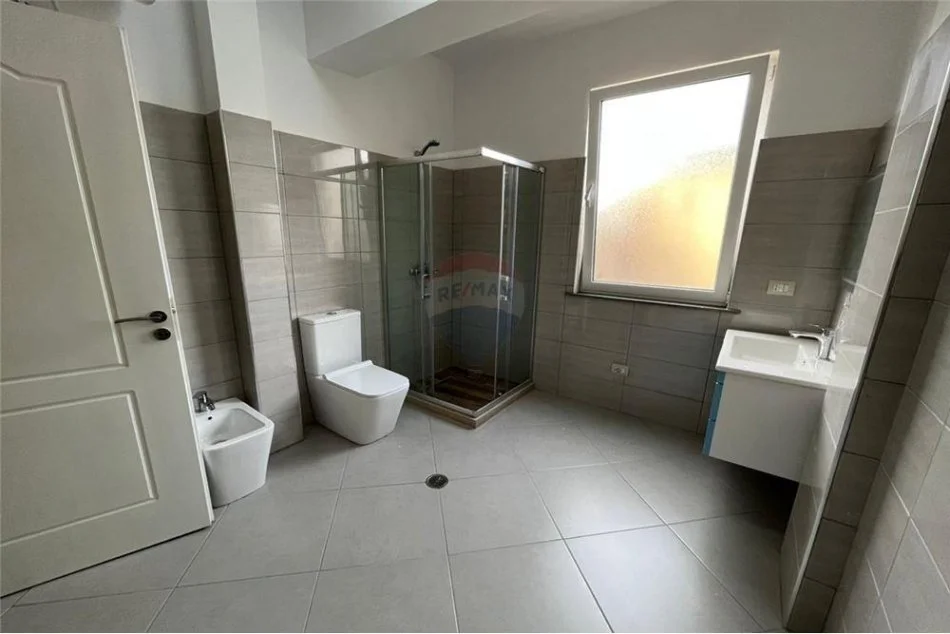 Tirane, jepet me qera apartament 2+1 Kati 2, 124 m² 500 € (JEPET 2+1 ME QIRA PRANE KOLEGJIT WISDOM!)
