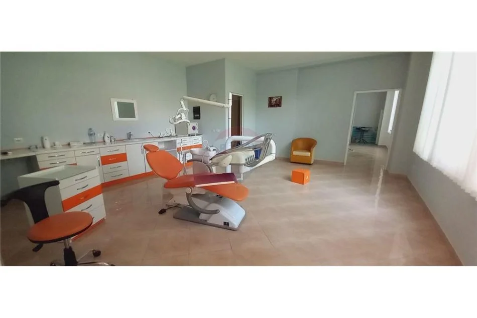 Tirane, shitet ambjent biznesi Kati 0, 82 m² 90.000 € (OKAZION ! Shitet Klinike Dentare Fresku)