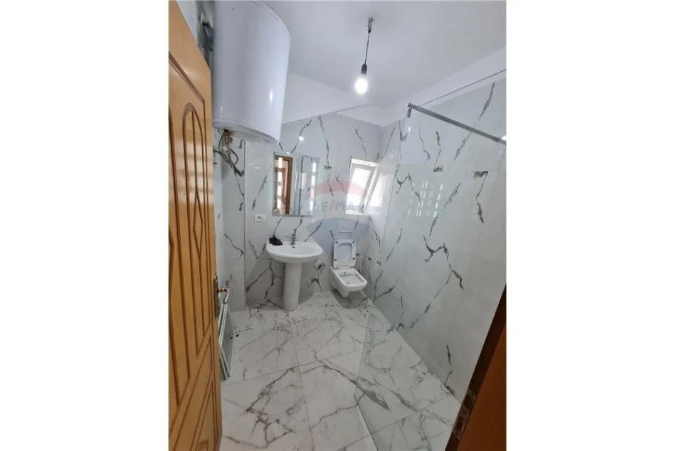 Tirane, jepet me qera apartament 1+1 , 60 m² 350 € (Rruga Aleksander Moisiu- Kinostudio)