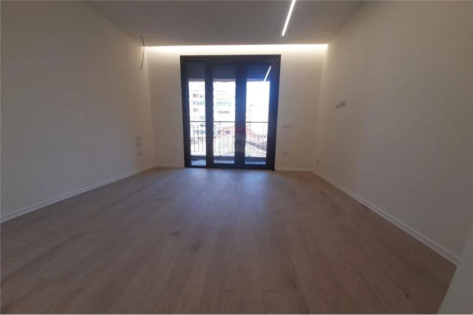 Shqiperi, jepet me qera apartament 1+1 , 67 m² 850 € (Rruga Barrikadave)