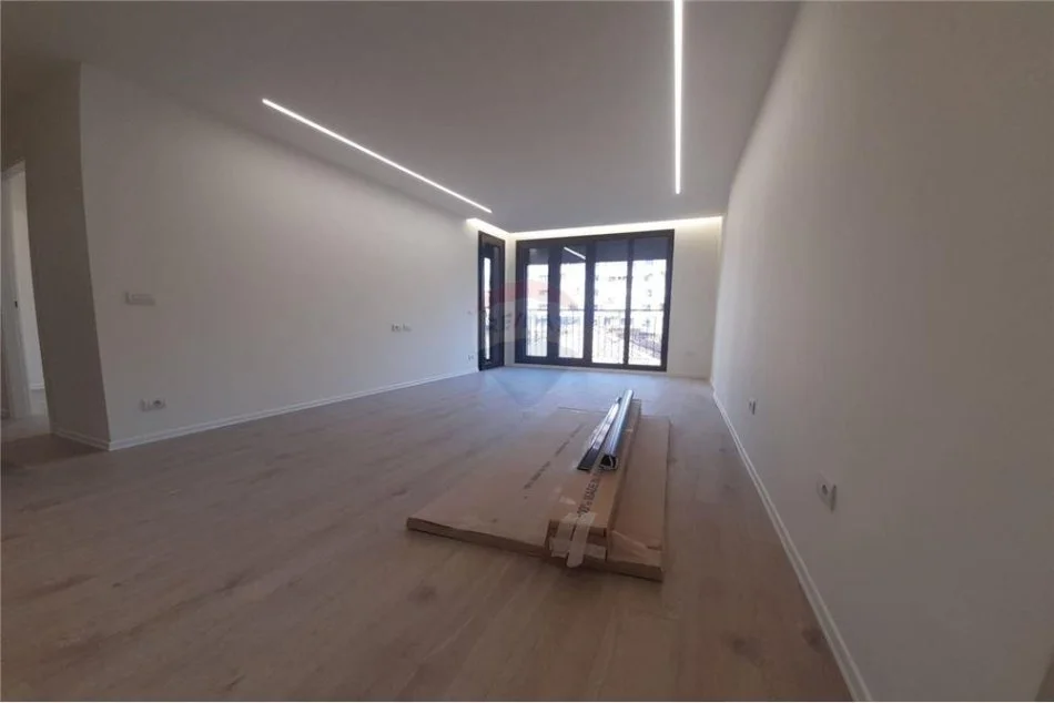 Shqiperi, jepet me qera apartament 1+1 , 67 m² 850 € (Rruga Barrikadave)