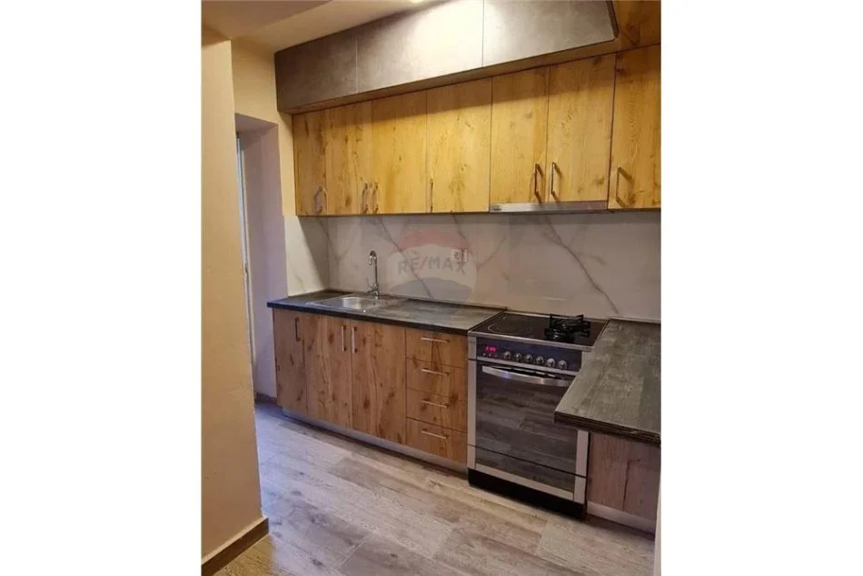 Tirane, jepet me qera apartament 1+1 , 47 m² 450 € (Rruga Myslym Shyri)