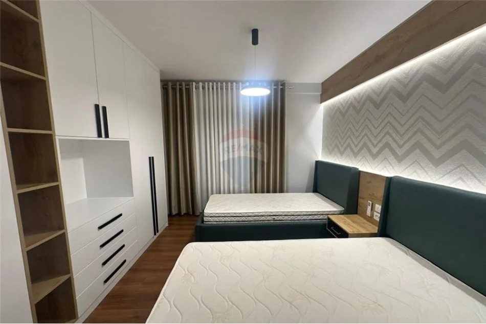 Tirane, jepet me qera apartament 2+1+Ballkon Kati 4, 100 m² 700 € (Green City)