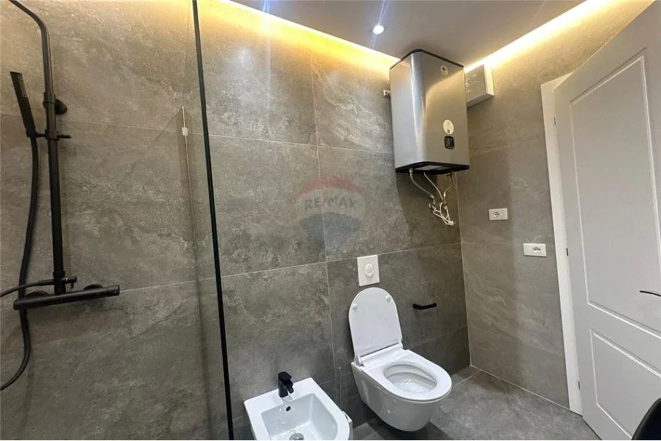 Tirane, jepet me qera apartament 2+1+Ballkon Kati 4, 100 m² 700 € (Green City)
