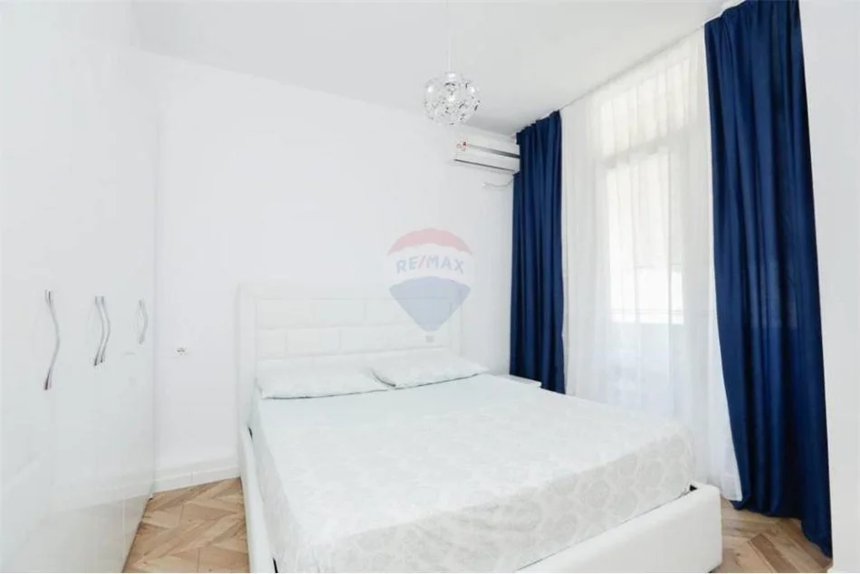 Tirane, jepet me qera apartament 2+1+Ballkon Kati 8, 100 m² 751 € (Gjimnazi Petro Nini)