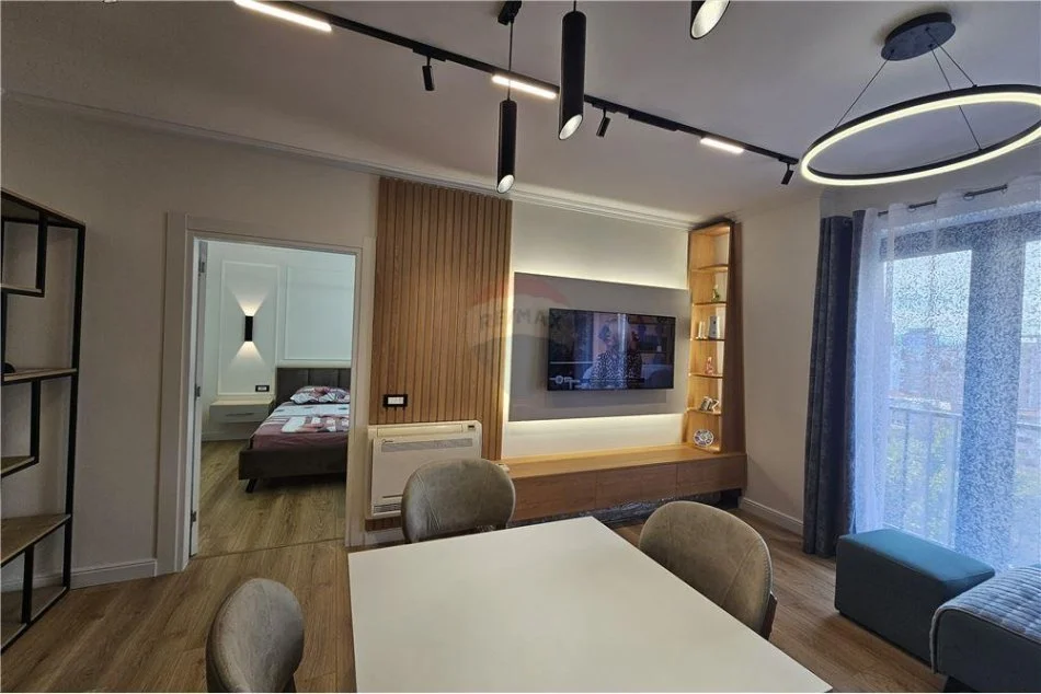 Tirane, jepet me qera apartament 1+1+Ballkon , 66 m² 800 € (Qender)