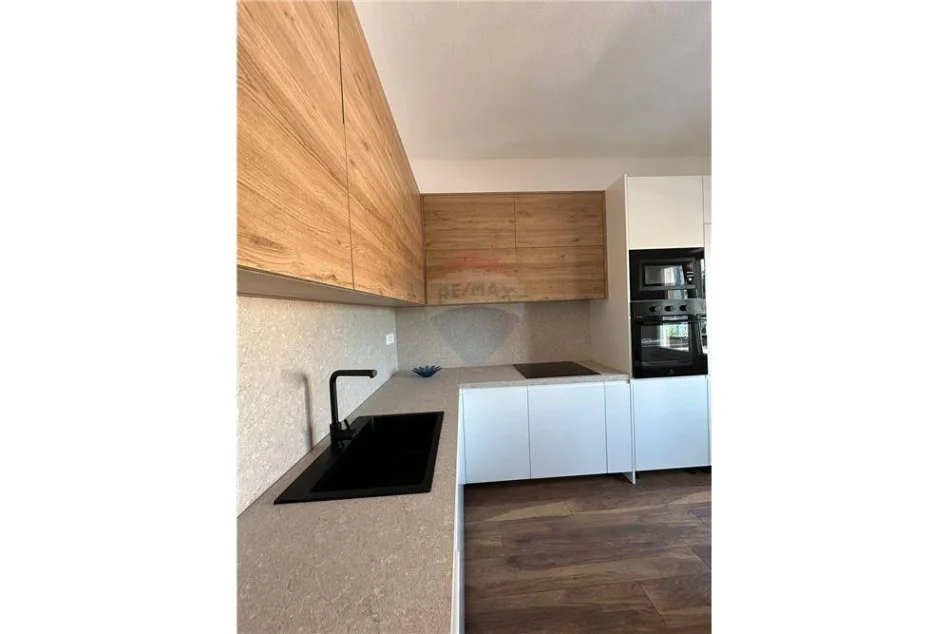 Tirane, jepet me qera apartament 2+1+Ballkon Kati 2, 120 m² 750 € (Selvia)
