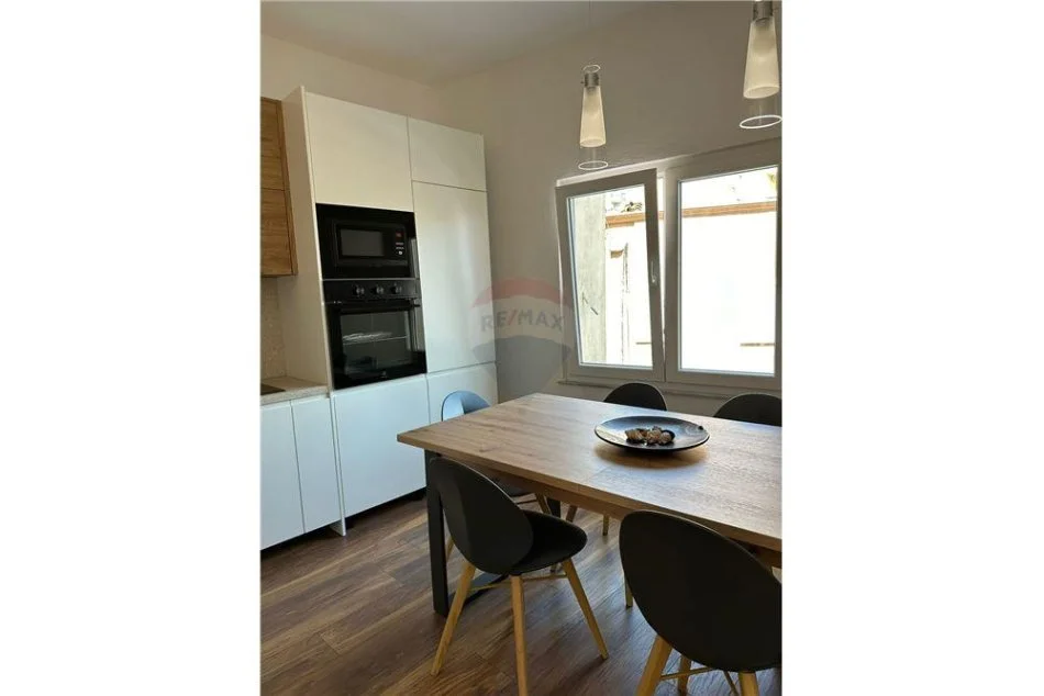 Tirane, jepet me qera apartament 2+1+Ballkon Kati 2, 120 m² 750 € (Selvia)