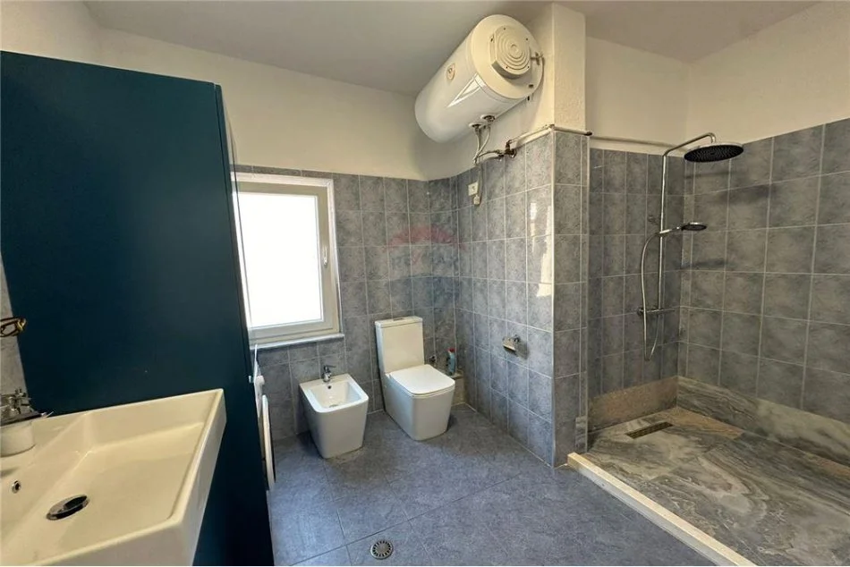 Tirane, jepet me qera apartament 2+1+Ballkon Kati 2, 120 m² 750 € (Selvia)