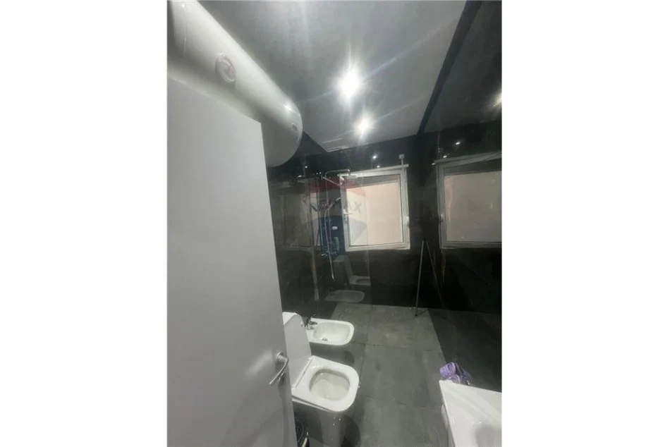 Tirane, jepet me qera apartament 2+1+Ballkon Kati 3, 88 m² 899 € (Rruga e Bogdanve)