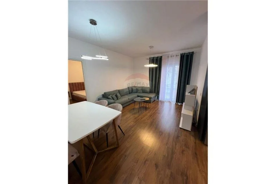 Tirane, jepet me qera apartament 1+1+Ballkon Kati 5, 78 m² 700 € (Rruga e Barrikadave)