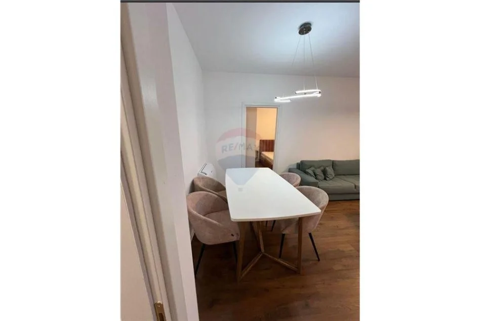 Tirane, jepet me qera apartament 1+1+Ballkon Kati 5, 78 m² 700 € (Rruga e Barrikadave)