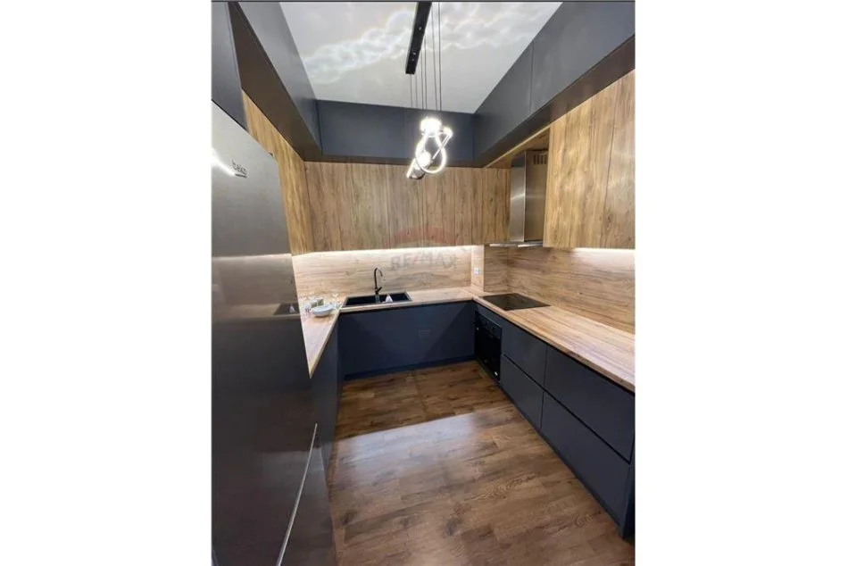 Tirane, jepet me qera apartament 1+1+Ballkon Kati 5, 78 m² 700 € (Rruga e Barrikadave)