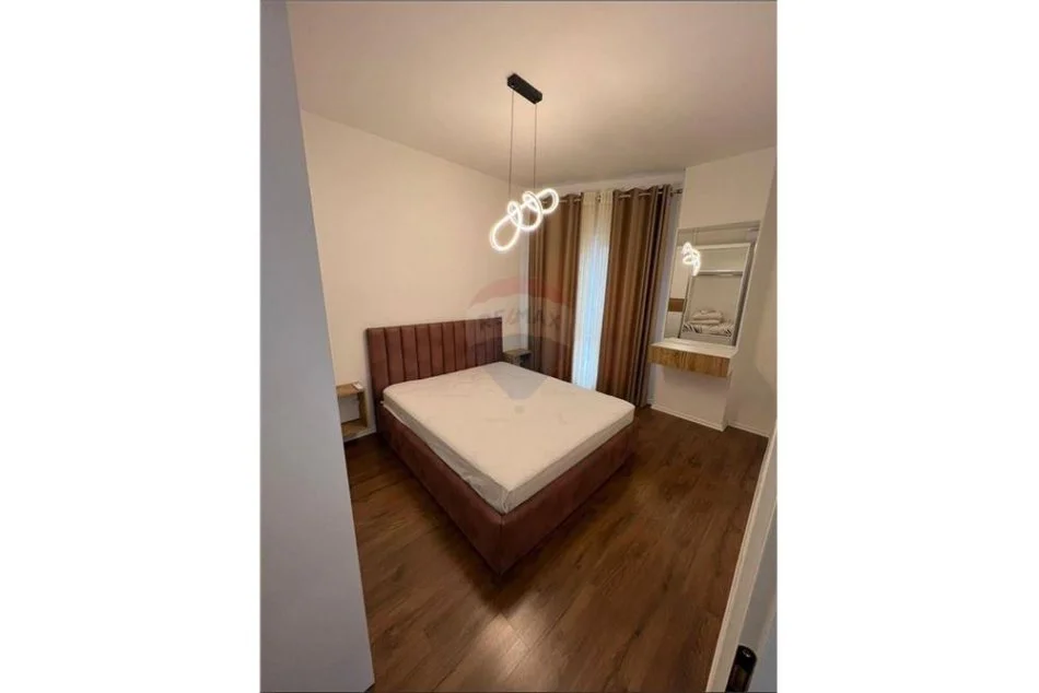 Tirane, jepet me qera apartament 1+1+Ballkon Kati 5, 78 m² 700 € (Rruga e Barrikadave)