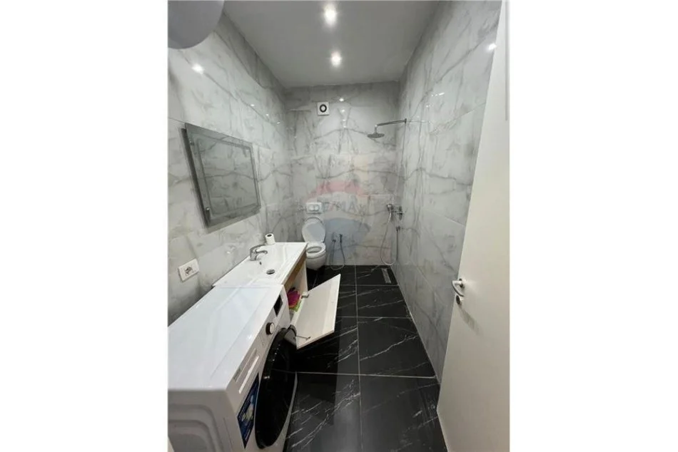 Tirane, jepet me qera apartament 1+1+Ballkon Kati 5, 78 m² 700 € (Rruga e Barrikadave)