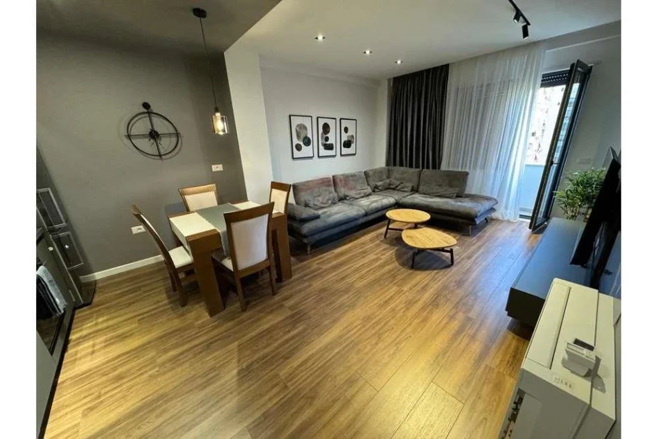 Tirane, jepet me qera apartament 1+1+Ballkon Kati 6, 76 m² 800 € (Rruga e Barrikadave)