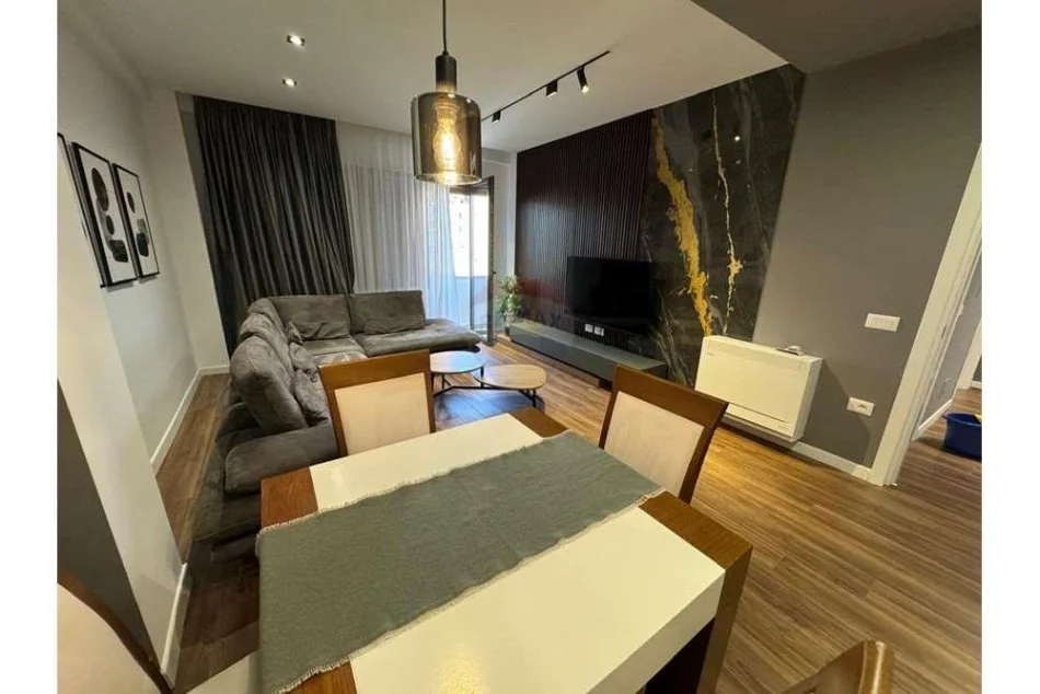 Tirane, jepet me qera apartament 1+1+Ballkon Kati 6, 76 m² 800 € (Rruga e Barrikadave)