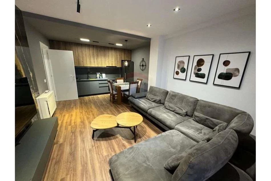 Tirane, jepet me qera apartament 1+1+Ballkon Kati 6, 76 m² 800 € (Rruga e Barrikadave)