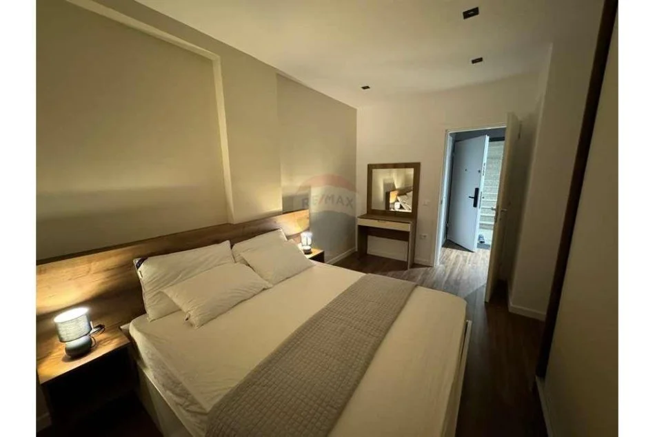 Tirane, jepet me qera apartament 1+1+Ballkon Kati 6, 76 m² 800 € (Rruga e Barrikadave)