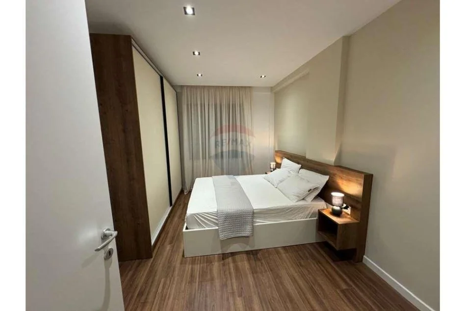 Tirane, jepet me qera apartament 1+1+Ballkon Kati 6, 76 m² 800 € (Rruga e Barrikadave)