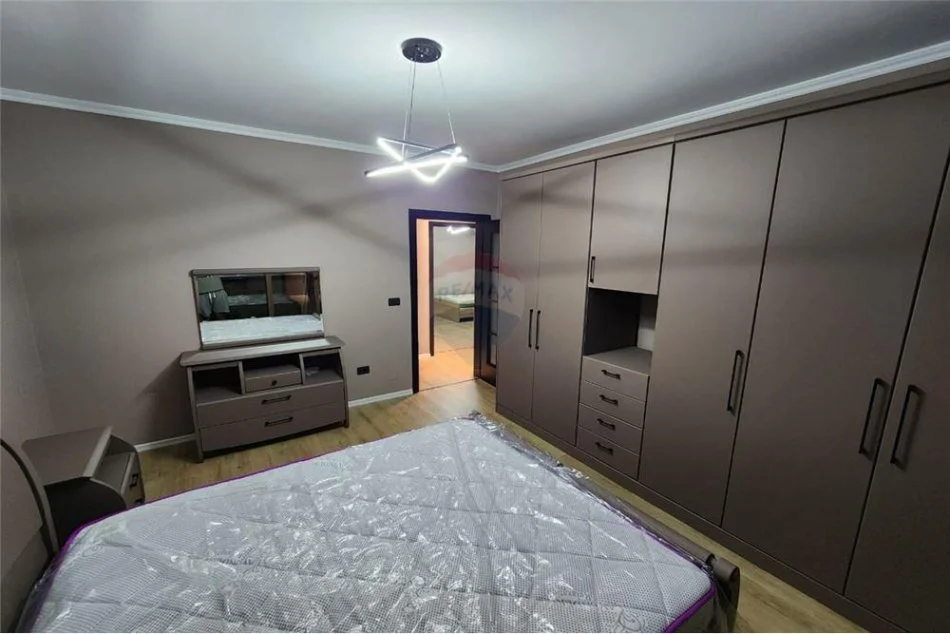 Tirane, jepet me qera apartament 3+1+Ballkon Kati 4, 160 m² 1.000 € (21 dhjetori)