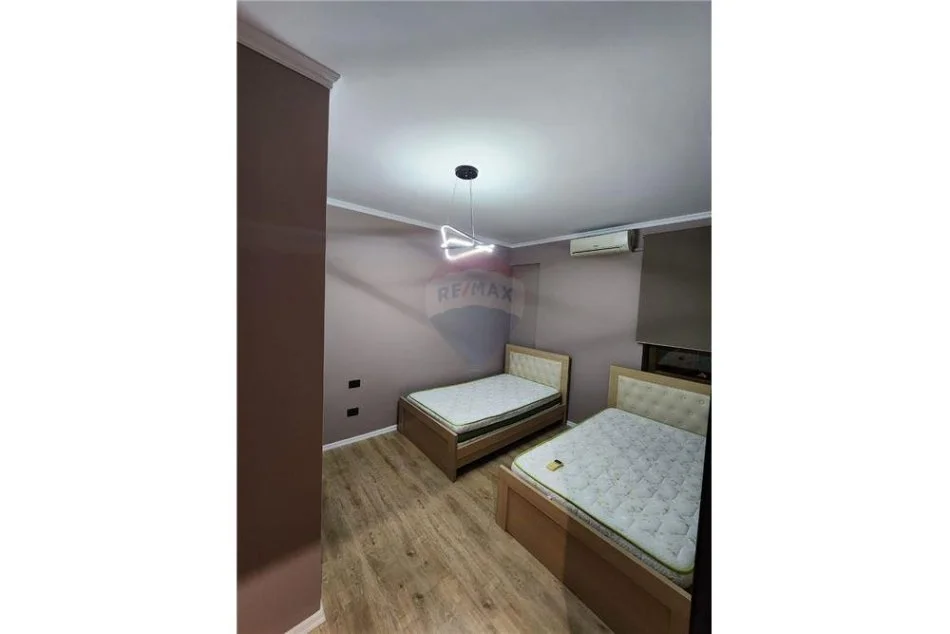 Tirane, jepet me qera apartament 3+1+Ballkon Kati 4, 160 m² 1.000 € (21 dhjetori)