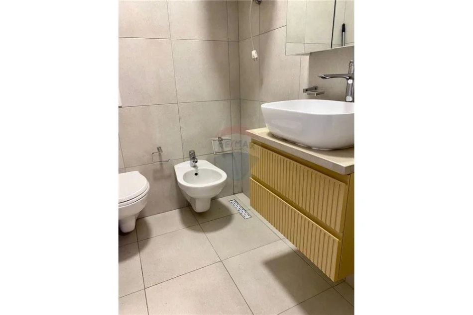 Tirane, jepet me qera apartament 2+1+Ballkon Kati 4, 100 m² 700 € (Don bosko)