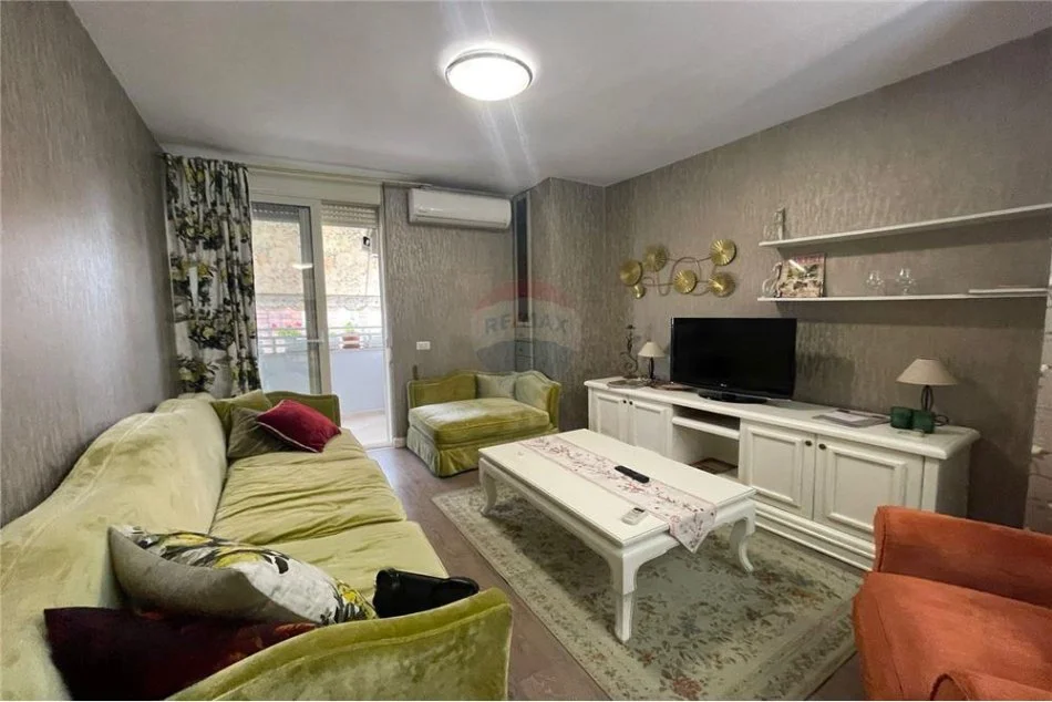 Tirane, jepet me qera apartament 1+1+Ballkon Kati 6, 72 m² 600 € (Bllok)