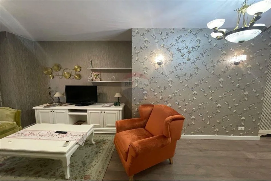 Tirane, jepet me qera apartament 1+1+Ballkon Kati 6, 72 m² 600 € (Bllok)