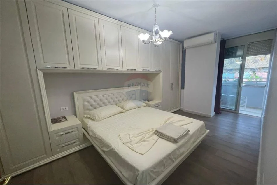 Tirane, jepet me qera apartament 1+1+Ballkon Kati 6, 72 m² 600 € (Bllok)