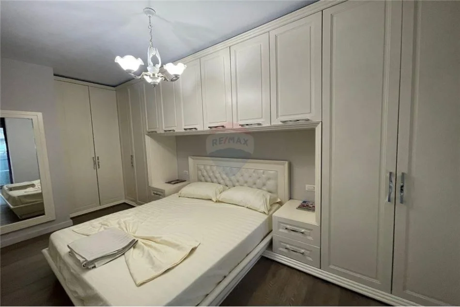 Tirane, jepet me qera apartament 1+1+Ballkon Kati 6, 72 m² 600 € (Bllok)