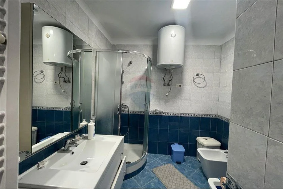 Tirane, jepet me qera apartament 1+1+Ballkon Kati 6, 72 m² 600 € (Bllok)