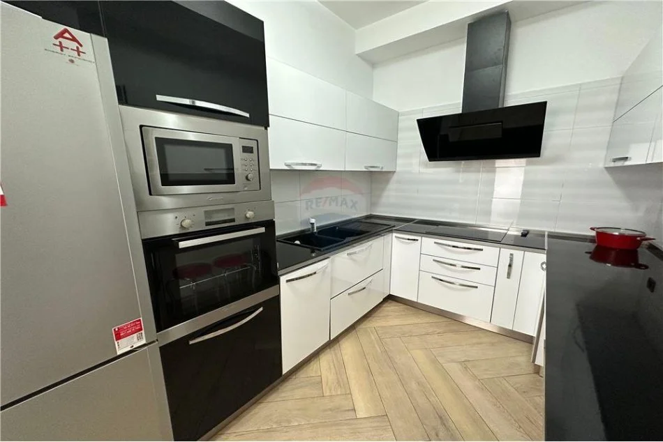 Tirane, jepet me qera apartament 2+1+Ballkon Kati 6, 154 m² 1.500 € (QIRA APARTAMENT 2+1+2 ME VARAND NE BLLOK!)