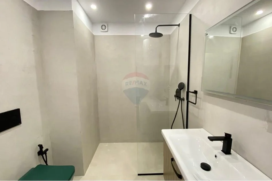 Tirane, shitet garsonier 1+1 Kati 3, 40 m² 100.000 € (Parku olimpik, Komuna e Parisit)