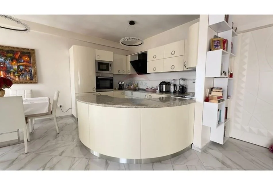 Tirane, shes apartament 2+1+Ballkon Kati 9, 112 m² 265.000 € (Pazari i Ri)