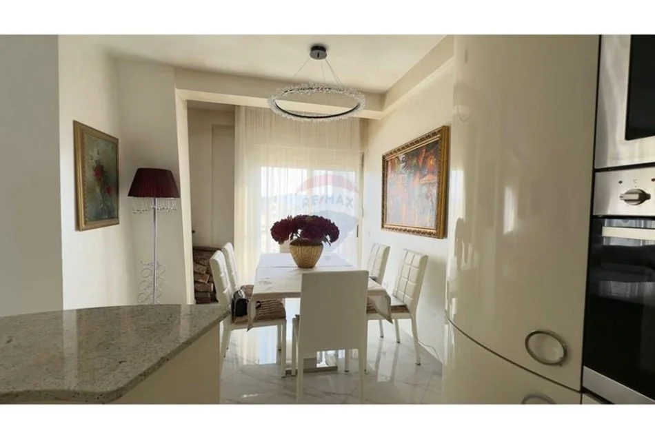 Tirane, shes apartament 2+1+Ballkon Kati 9, 112 m² 265.000 € (Pazari i Ri)