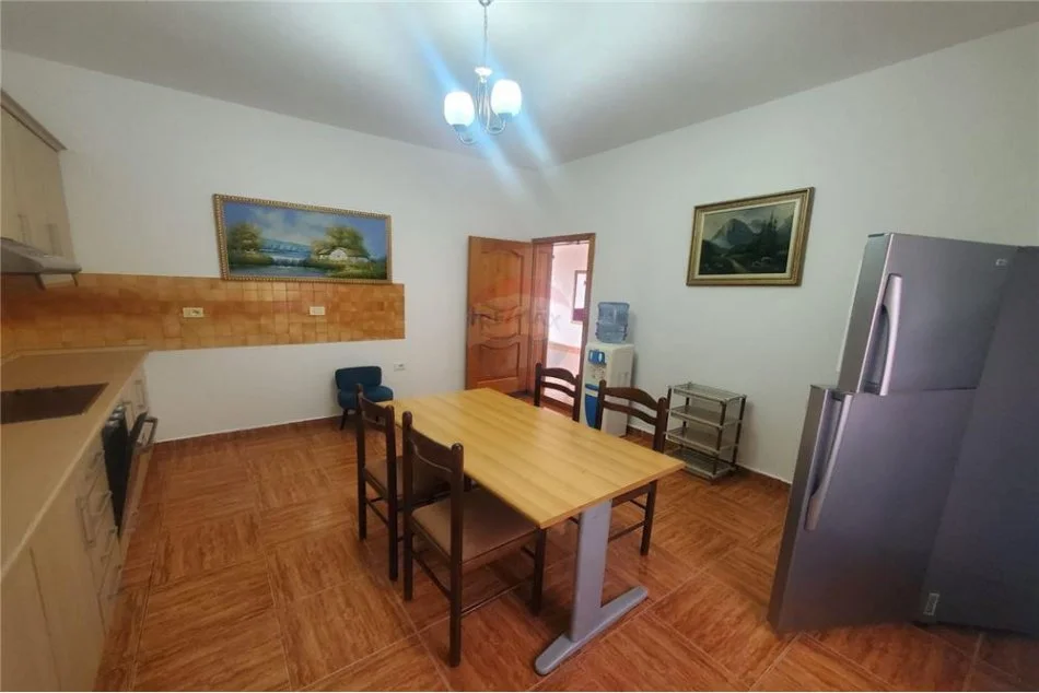 Tirane, jepet me qera apartament 1+1 Kati 1, 120 m² 350 € (Jordan Misja , Rruga Korabi)
