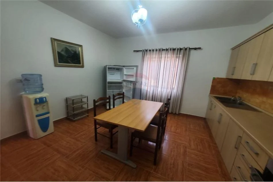 Tirane, jepet me qera apartament 1+1 Kati 1, 120 m² 350 € (Jordan Misja , Rruga Korabi)