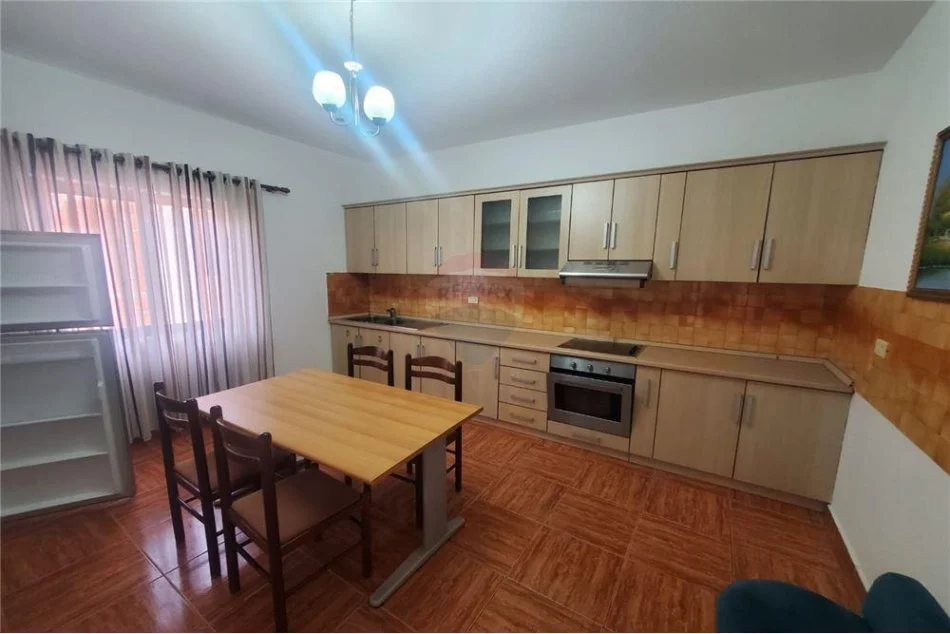 Tirane, jepet me qera apartament 1+1 Kati 1, 120 m² 350 € (Jordan Misja , Rruga Korabi)