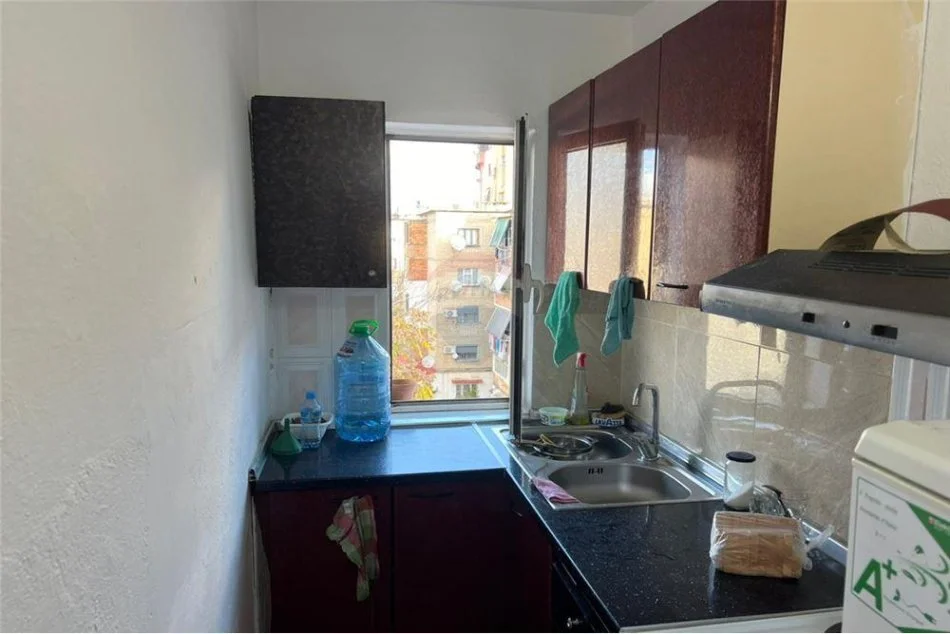 Tirane, jepet me qera apartament 1+1 Kati 5, 55 m² 400 € (Rruga Elbasanit)