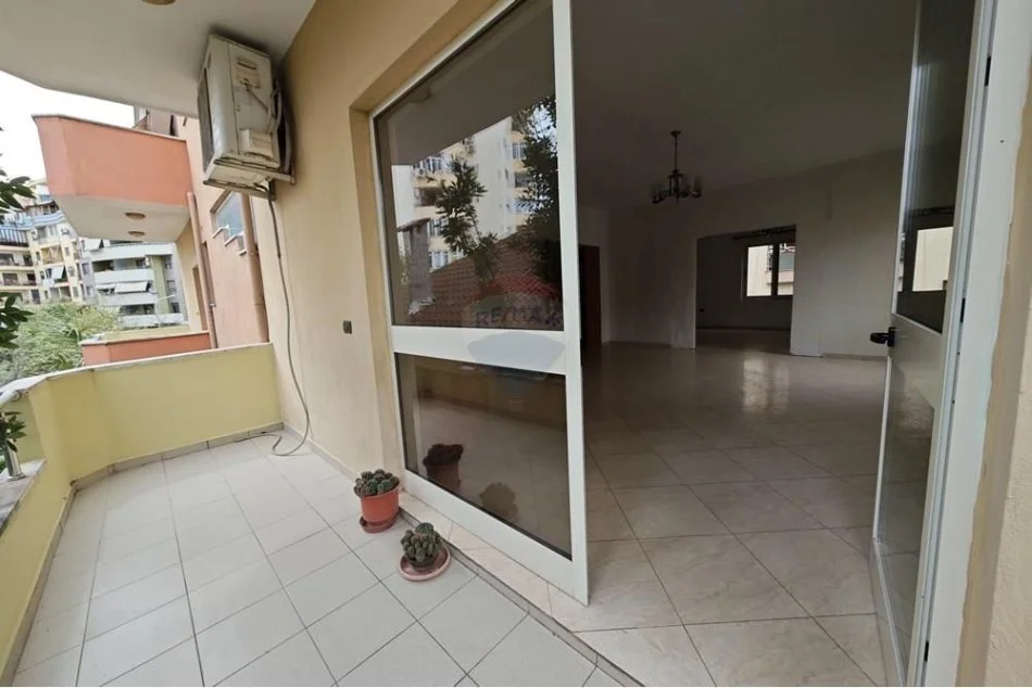 Tirane, jepet me qera Kati 2, 170 m² 1.000 € (Ilo Qafzezi)