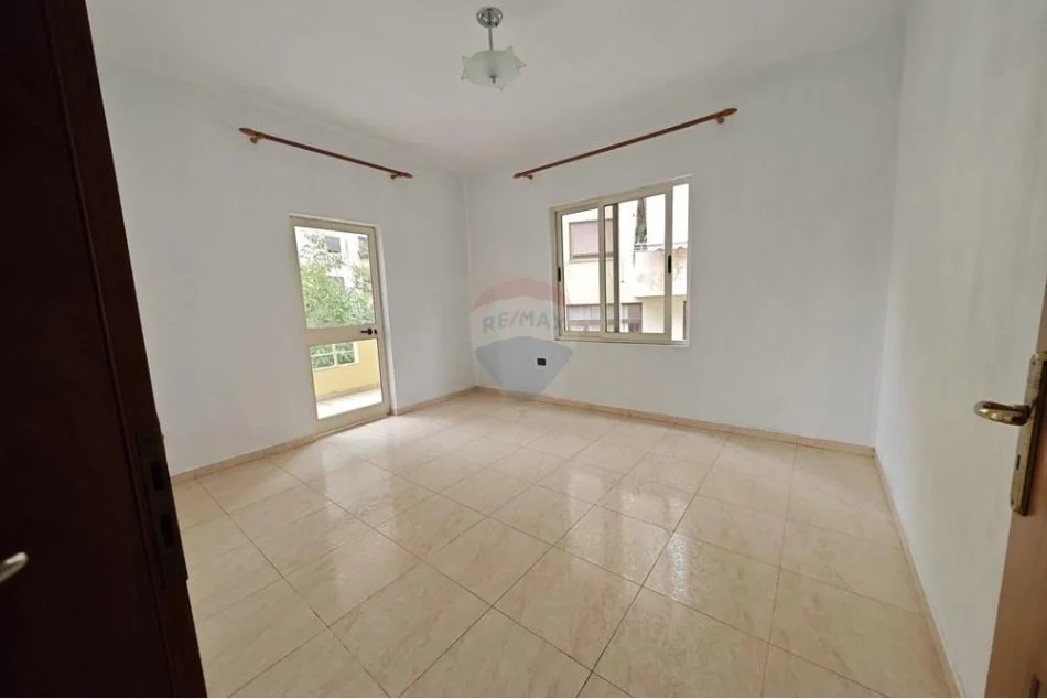 Tirane, jepet me qera Kati 2, 170 m² 1.000 € (Ilo Qafzezi)