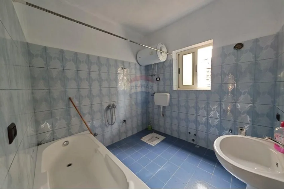 Tirane, jepet me qera Kati 2, 170 m² 1.000 € (Ilo Qafzezi)