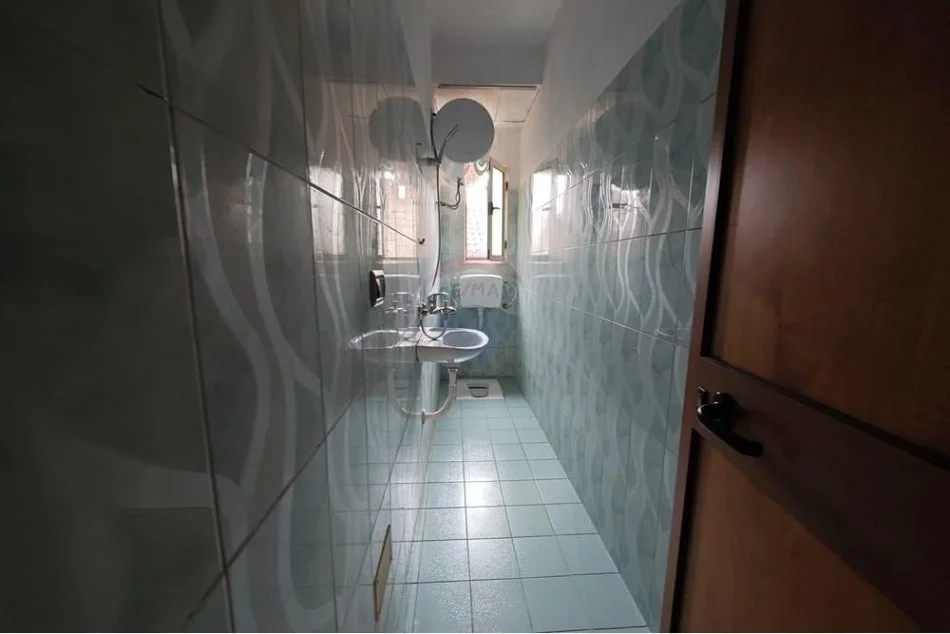 Tirane, jepet me qera Kati 2, 170 m² 1.000 € (Ilo Qafzezi)