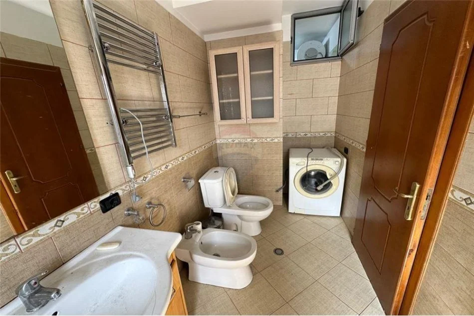 Tirane, shes apartament 2+1 Kati 4, 110 m² 160.000 € (BULEVARDI BAJRAM CURRI)
